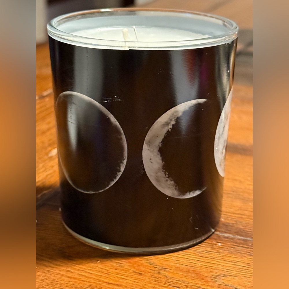 Moon phase heat activated candle
